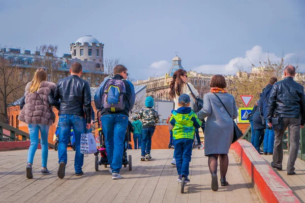 St. Petersburg, Oroszország, 2018. május 17.: tömeg, az emberek séta a szabadban található riverside: a Naryshkin bástya St. Petersburg — Stock Fotó