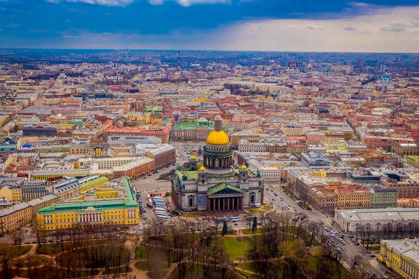 Schöne luftbild landschaft der kathedrale des heiligen isaacs umgebung von gebäuden der stadt st. petersburg an einem sonnigen tag — Stockfoto