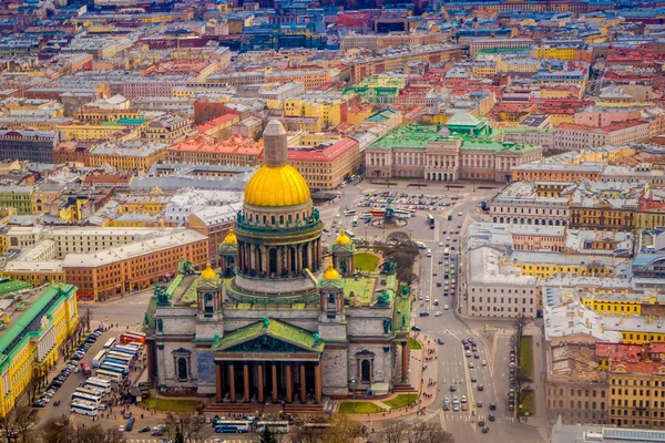 С высоты птичьего полета открывается вид на Исаакиевский собор, окружающий здания Санкт-Петербурга. — стоковое фото
