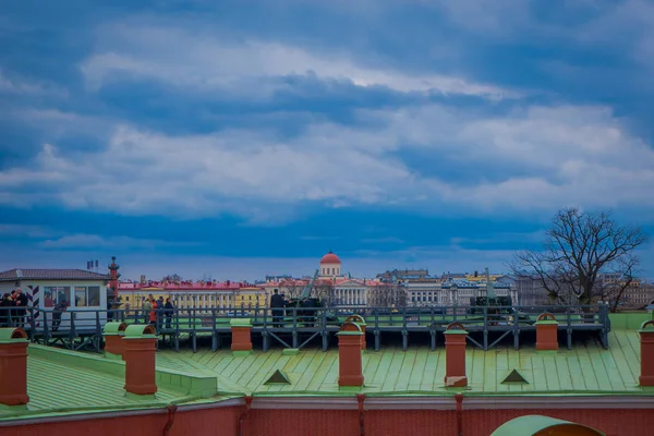 ST. PETERSBURG, RUSSIA, 17 MAY 2018: Outdoor view of unidentified people walking in a green rooftop close to old artillery guns near the Naryshkin bastion, with rostral column behind — Stock Photo, Image