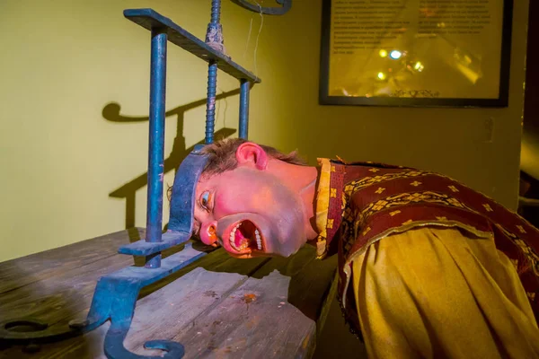 ST. PETERSBURG, RUSSIE, 17 MAI 2018 : Vue de l'intérieur de la machine à torturer poussant la tête d'un homme max sous pression, à l'intérieur de la galerie du musée de cire grande Gostiny Dvor à Saint-Pétersbourg — Photo