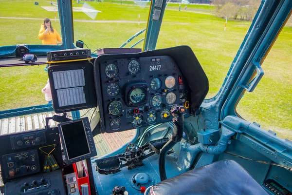 St. Petersburg, Rosja, 17 maja 2018 r.: zbliżenie kontroli kabiny samolotu Mi-8 z Bałtyckiego Airlines znajduje się Twierdza Pietropawłowska, Mi-8 jest helikopter pasażerów — Zdjęcie stockowe