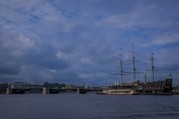 ST. PETERSBURG, RUSIA, 17 MAYO 2018: Antigua fragata Letuchiy Gollandets: El barco Galeón que contiene el restaurante interior en el terraplén del río Neva, en San Petersburgo — Foto de Stock