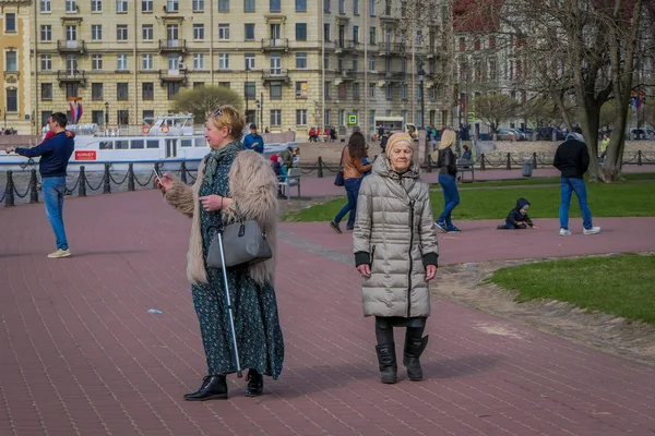 St. Petersburg, Rusko, 02 květen 2018: neznámí lidé chůzi a fotí krajiny v riverside řeku Mojku v Petrohradu v nádherný slunečný den — Stock fotografie