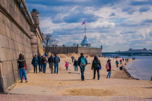 St. Petersburg, Oroszország, 2018. május 17.: emberek séta a strand Péter és Pál-erőd, Budapest: felhő a tavasz — Stock Fotó