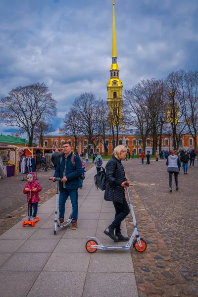 ST. PETERSBURG, RUSIA, 17 MAYO 2018: Personas no identificadas caminando al aire libre con Peter y Paul Fortress detrás, fundado en 1703 y construido a Domenico Trezzinis diseños de 1706-1740 San Petersburgo — Foto de Stock