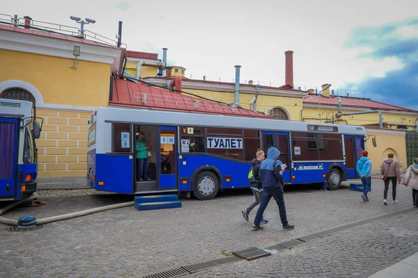 ST. PETERSBURG, RÚSSIA, 17 MAIO 2018: Vista ao ar livre de pessoas não identificadas andando perto do ônibus no estacionamento em São Petersburgo — Fotografia de Stock