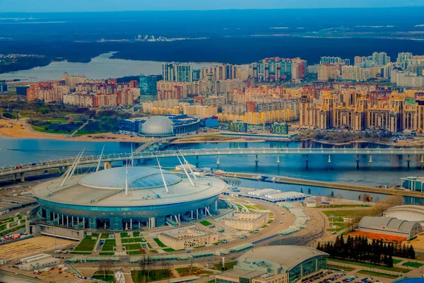 St Petersburg, Rusya, 17 Mayıs 2018: Zenit arenada, en pahalı dünya, FIFA Dünya Kupası Stadyumu stadyumun havadan görünümü çatı horizont bir şehir manzarası ile — Stok fotoğraf