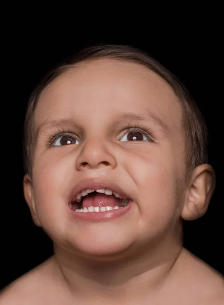 Belo pequeno menino retrato no fundo escuro — Fotografia de Stock