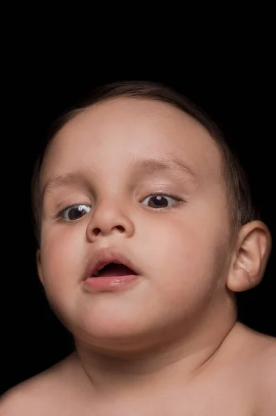 Närbild på vackra lilla pojke porträtt på mörk bakgrund — Stockfoto