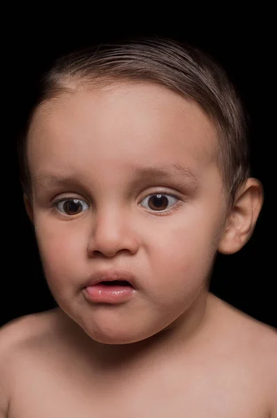 Retrato de hermoso retrato de niño sobre fondo oscuro — Foto de Stock