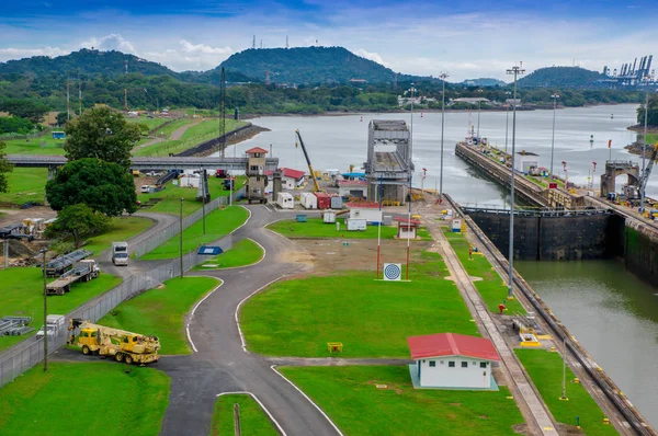 ПАНАМА, Панама - 20 апреля 2018 года: Панамский канал - искусственный 48-мильный 77-километровый водный путь в Панаме, соединяющий Атлантический океан с Тихим океаном — стоковое фото