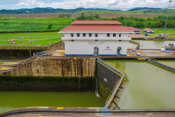 CIUDAD DE PANAMÁ, PANAMÁ - 20 DE ABRIL DE 2018: Las esclusas de Miraflores son una de las tres esclusas que forman parte del Canal de Panamá. El Canal de Panamá fue construido en 1914 y celebra más de 100 años — Foto de Stock