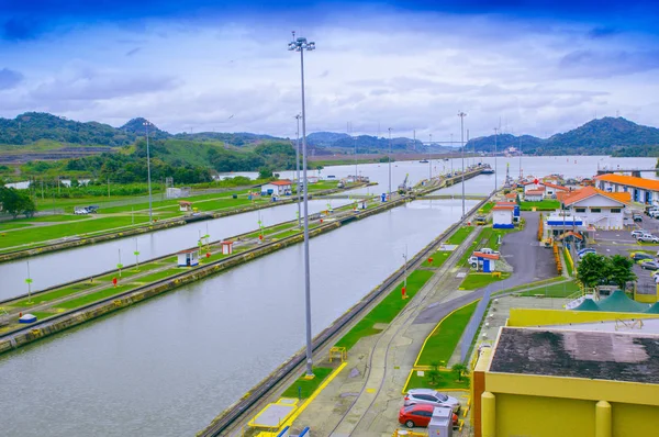 Panama city, panama - 20. april 2018: dies ist die erste schleusenanlage, die sich am atlantischen eingang des panamakanals befindet. Schiffe werden insgesamt 87 Fuß über dem Meer angehoben — Stockfoto