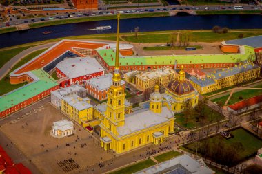 Peter ve Paul Fortress, görünümünü yukarıda güzel güzel bir güneşli gün boyunca kentin Saint-Petersburg, farklı binaların çevreleyen
