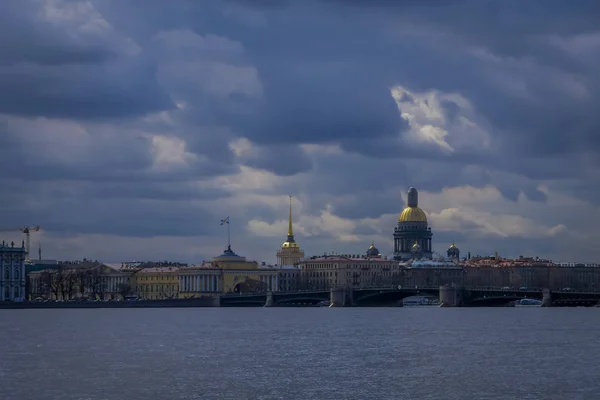 Schöne landschaft der stadt mit der kathedrale des heiligen isaacs am horizont während eines bewölkten tages in der stadt st. petersburg — Stockfoto