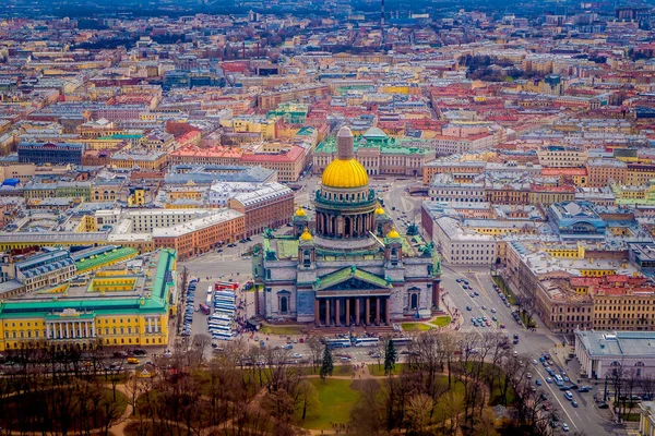 Beau paysage de vue aérienne de la cathédrale Saint Isaacs entourant les bâtiments de la ville de Saint-Pétersbourg pendant une journée ensoleillée — Photo