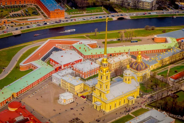 Hermosa vista sobre la fortaleza de Pedro y Pablo, rodeada de diferentes edificios en la ciudad de San Petersburgo, durante un hermoso día soleado —  Fotos de Stock