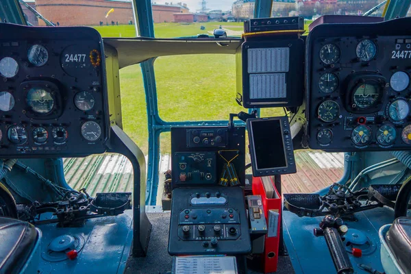 ST. PETERSBURG, RUSIA, 17 MAYO 2018: Primer plano de la cabina de control de una aeronave El Mi-8 de Baltic Airlines se encuentra en Peter y Paul Fortress, el Mi-8 es un helicóptero de pasajeros — Foto de Stock