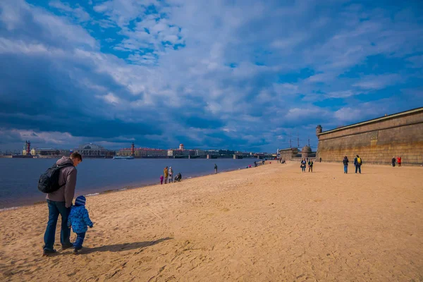 ST. PETERSBURG, RUSIA, 17 DE MAYO DE 2018: Personas no identificadas caminando sobre la arena amarilla en la playa de Peter y Paul Fortress en San Petersburgo durante un día soleado en San Petersburgo — Foto de Stock
