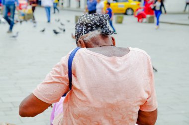 Popayan, Kolombiya - 06 Şubat 2018: Arka görünümü muhteşem tanımlanamayan Kolombiyalı siyah kadın Popayan sokaklarında bir pembe bluz giyiyor