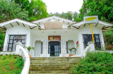 Popayan, Kolombiya - 06 Şubat 2018: Bilgilendirici bilgi istihdam Popayan şehirde hizmet veren beyaz buildig enter tabelaya açık görünümü