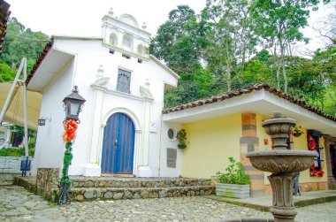 Popayan, Kolombiya - 06 Şubat 2018: Açık görünümü çok turistler için oldukça bir zaman için ziyaret Popayan kasabada sarhoş bir çeşme ile beyaz küçük Katedrali