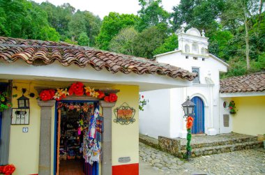 Popayan, Kolombiya - 06 Şubat 2018: Açık görünüm bakkallar birçok turistler için oldukça bir zaman için ziyaret Popayan kasabada beyaz küçük katedral yakın handycrafts ile