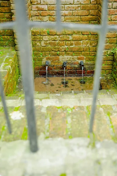 Buiten beeld van oude baksteen muur met water in koloniale stad Popayan — Stockfoto