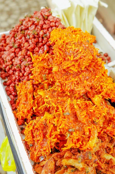 Gros plan de cocada, un dessert traditionnel à la noix de coco vendu habituellement dans la rue, fait de noix de coco râpée et de sucre brun, ce qui lui donne la couleur foncée — Photo