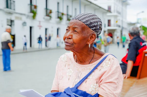 Ποπαγιάν, Κολομβία - 06 Φεβρουαρίου 2018: Πορτρέτο του πανέμορφο Κολομβίας μαύρες γυναίκες χαμογελώντας και ψάχνει κάπου, στους δρόμους της Ποπαγιάν — Φωτογραφία Αρχείου
