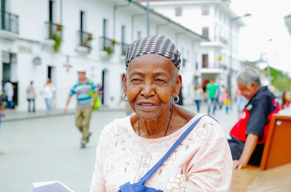 Ποπαγιάν, Κολομβία - 06 Φεβρουαρίου 2018: Πορτρέτο του πανέμορφο Κολομβίας μαύρες γυναίκες χαμογελώντας και ψάχνει κάπου, στους δρόμους της Ποπαγιάν — Φωτογραφία Αρχείου