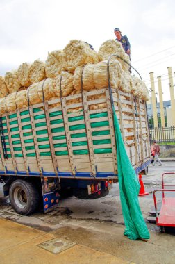 Popayan, Kolombiya - 06 Şubat 2018: taşımaları Popayan şehir içinde bulunan saman balya saman açık görüş römork üzerinde insanlar