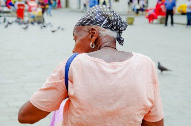 Popayan, Kolombiya - 06 Şubat 2018: Arka görünümü muhteşem tanımlanamayan Kolombiyalı siyah kadın Popayan sokaklarında bir pembe bluz giyiyor