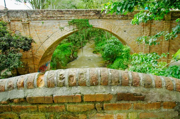 Buiten beeld van bakstenen brug bevindt zich in het bos in koloniale stad Popayan — Stockfoto