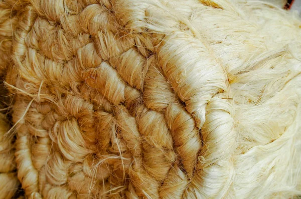 Крупный план селективной фокусировки круглых тюков сена на размытом фоне — стоковое фото