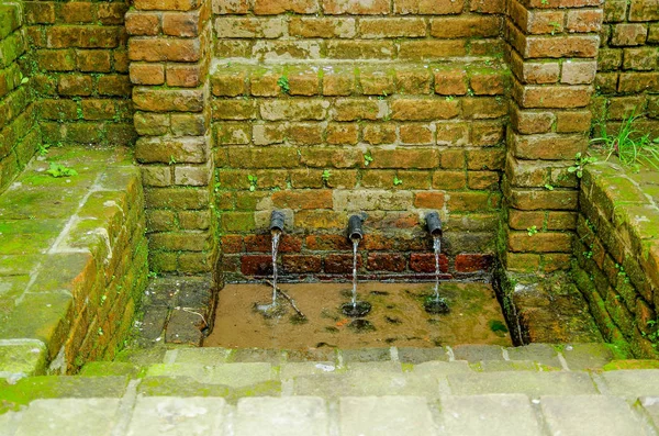 Buiten beeld van oude baksteen muur met water in koloniale stad Popayan — Stockfoto