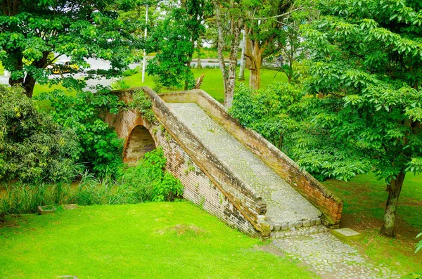 Outdoor view of brick bridge located inside the forest in colonial city Popayan — Stock Photo, Image