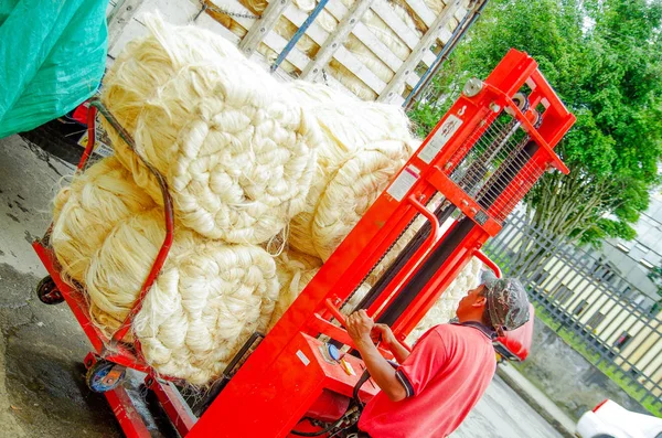 ПОПАЯН, КОЛОМБИЯ - 06 февраля 2018 года: Крупный план красного грузовика, полного тюков сена соломы, готовых к транспортировке, расположен в городе Попаян — стоковое фото