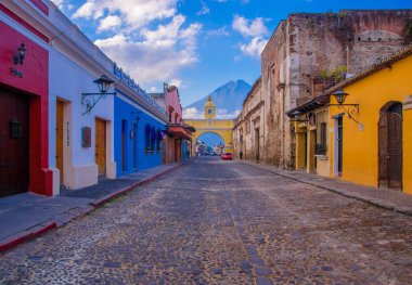 Ciudad de Guatemala, Guatemala, Nisan, 25, 2018: Antigua şehrin ana sokakta Cityscape arka planda Agua volcano ile