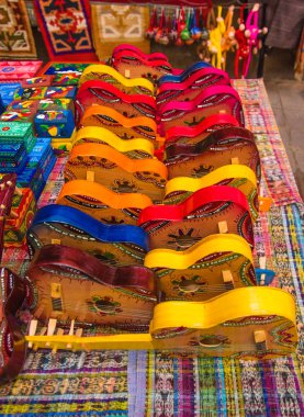 Ciudad de Guatemala, Guatemala, Nisan, 25, 2018: Antigua Maya insanlar tarafından ahşap geleneksel renkli gitar el sanatları, yakın