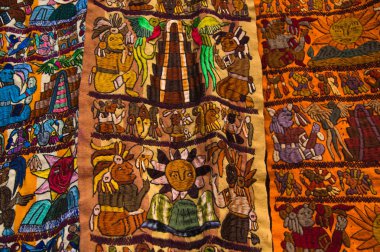 Ciudad de Guatemala, Guatemala, Nisan, 25, 2018: tipik parlak renkli bir sokak pazarı Antigua yerel yerli insanlar tarafından Satılık handwoven Guatemala Tekstil