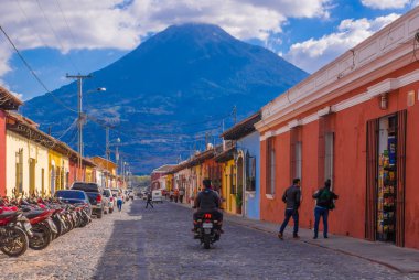 Ciudad de Guatemala, Guatemala, Nisan, 25, 2018: açık Antigua Guatemala, tarihi şehir Antigua bir sarhoş cadde görünümü üzerinde bir satırda Park motosiklet görünümüdür Unesco Dünya Mirası