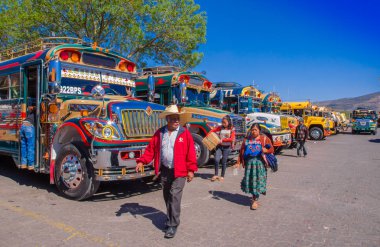 Ciudad de Guatemala, Guatemala, Nisan, 25, 2018: kimliği belirsiz kişi, Antigua Guatemala tavuk otobüs önünde yürüyen bir isimdir renkli, değiştirilmiş ve dekore edilmiş veri yolu için