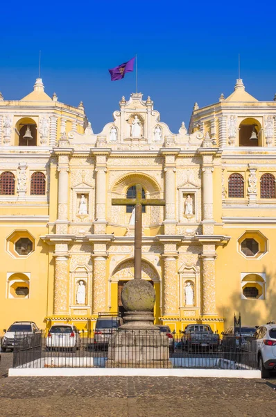 Ciudad de Guatemala, Guatemala, 25 de abril de 2018: Vista exterior de la cruz apedreada frente al edificio, después de once años de construcción, este edificio reemplazó a una catedral anterior iniciada en 1542 — Foto de Stock