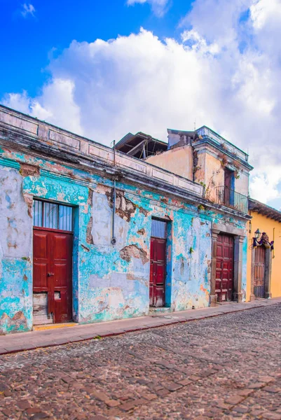 Vista ao ar livre da vista de rua apedrejada de Antigua Guatemala, a cidade histórica de Antígua é Patrimônio Mundial da UNESCO desde 1979 — Fotografia de Stock