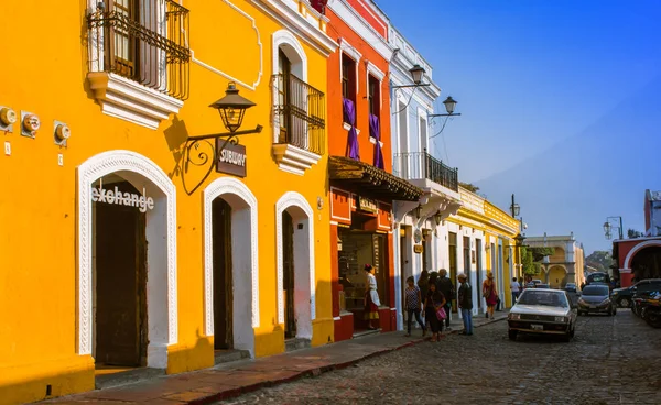 Ciudad de Guatemala, Guatemala, 25 de abril de 2018: Vista al aire libre de la perspectiva de esquina de una casa colonial de color amarillo brillante con ventanas con rejas en la ciudad de Antigua —  Fotos de Stock