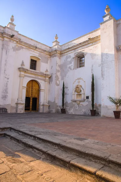 Ciudad de Guatemala, Guatemala, 25 duben 2018: venkovní pohled starých bílá budova se nachází v centru města antigua, ve městě za slunečného dne — Stock fotografie