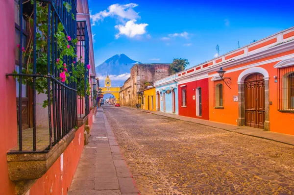 Ciudad de Guatemala, Guatemala, 25 aprile 2018: Paesaggio urbano nella strada principale della città di Antigua con il vulcano Agua sullo sfondo — Foto Stock