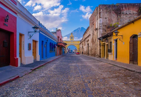 Ciudad de Guatemala, Guatemala, April, 25, 2018: Cityscape in de hoofdstraat van Antigua stad met de vulkaan Agua in de achtergrond — Stockfoto